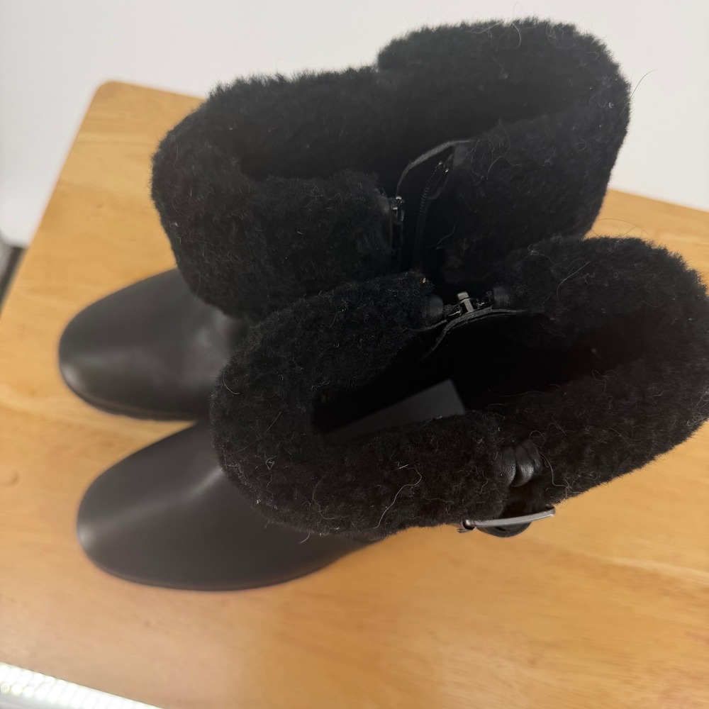 UGG Ankle Boots Womens 9 Black Leather Fur Trim Lug Block Heel Moto Core - Picture 2 of 7